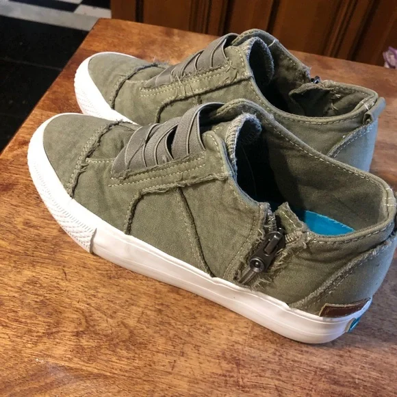 Super cute olive green sneaker wedges - Picture 4 of 5